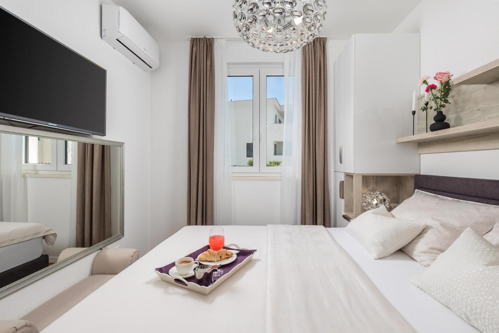 Luxury Apartment Hyperion With Private Pool And Garden ムルテル エクステリア 写真